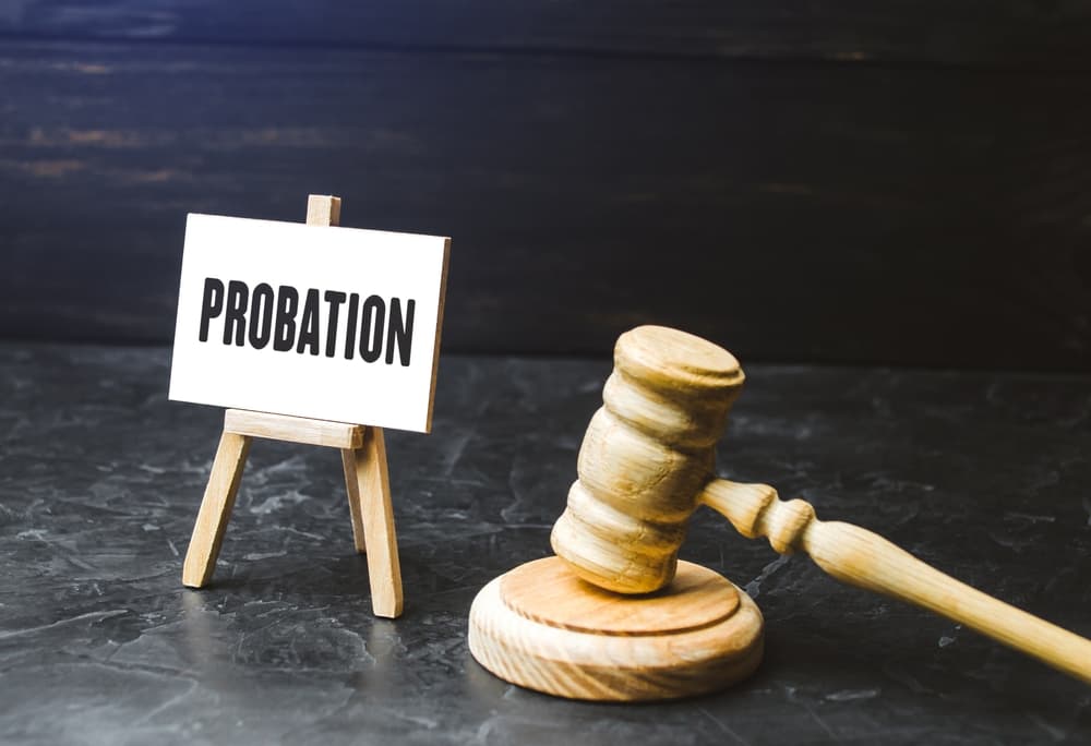 Probation and a judge's gavel symbolizing the review of an early release application. Workers' rights protection, trial period, and performance evaluation.