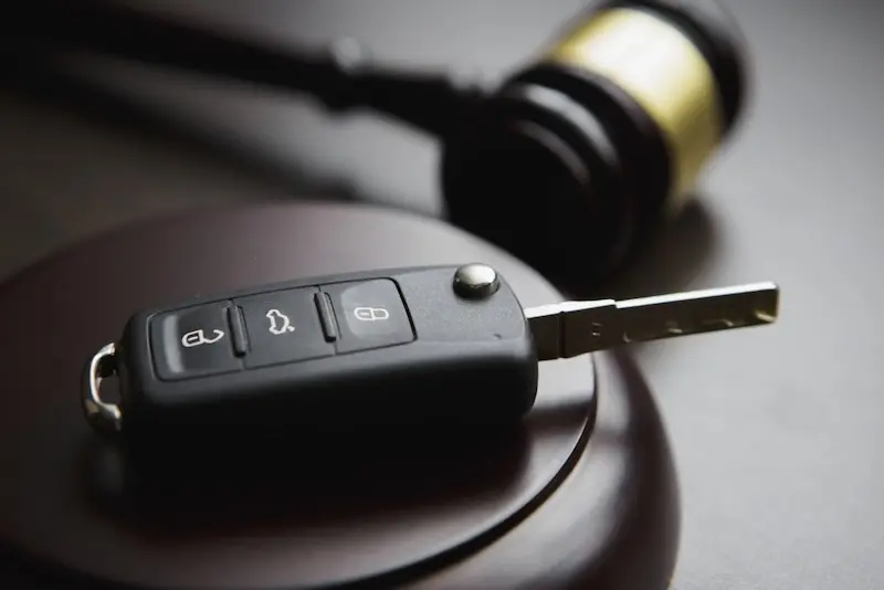 Car keys and a gavel displayed together, illustrating Chudnovsky Law's strategic approach to evaluating and defending DUI cases.