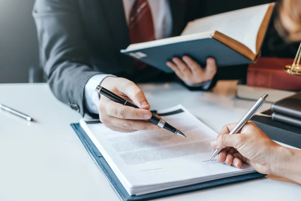 Los Angeles murder defense attorney meeting with a client, illustrating defense strategies used to fight murder charges in Los Angeles.