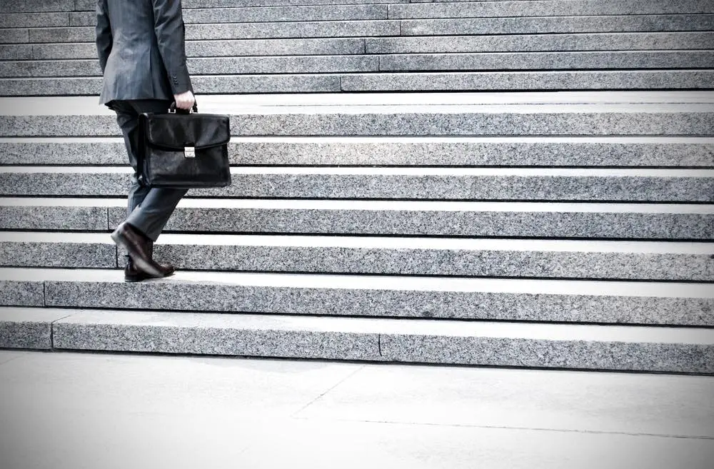Los Angeles drug manufacturing attorney walking toward a local courthouse, illustrating the value of experienced local court representation in drug manufacturing cases.